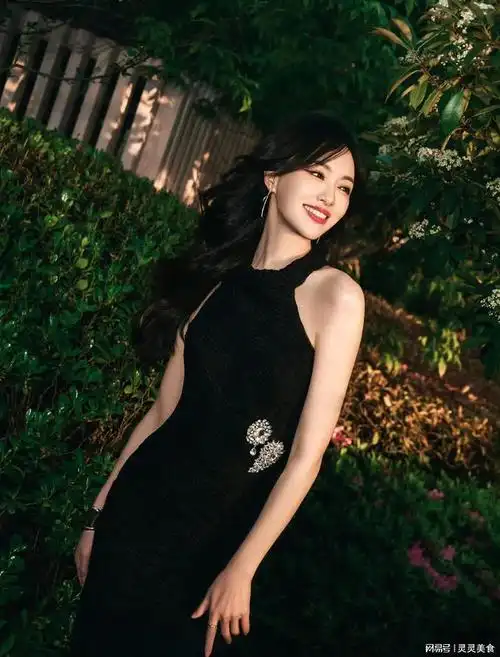 唐嫣出席活动, 穿一身黑色修身鱼尾长裙, 涂大红唇气质出众!