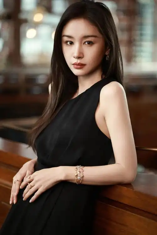 王子文黑色斜肩长裙##王子文打卡另一个自己