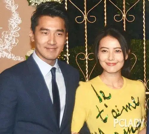 赵又廷带高圆圆回台 向98岁爷爷磕头拜年