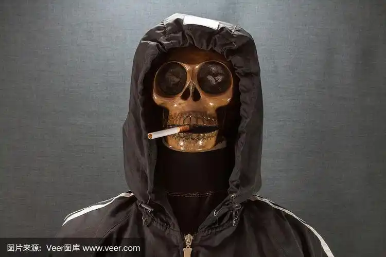 黑背景上的骷髅在抽烟