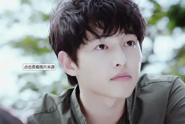 他之后考入韩国成均馆大学,主修经营管理并辅修新闻放送.