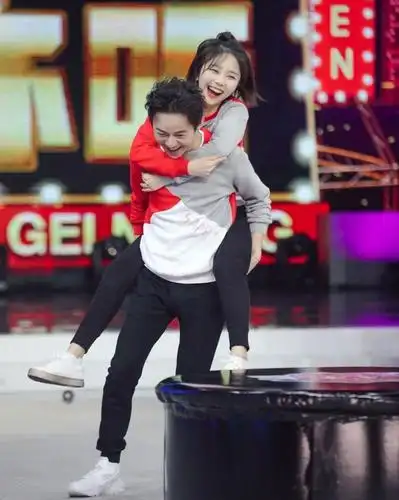 中,请来了许多当红明星,阵容强大:任嘉伦,谭松韵,宋威龙,宋茜,蔡徐坤