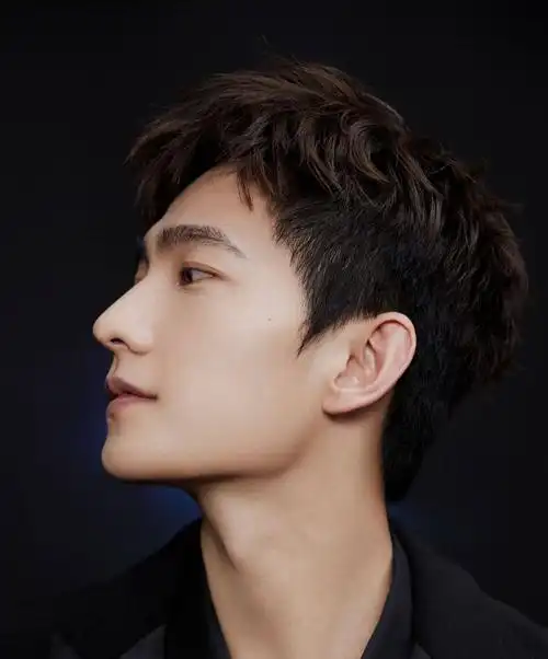 影视男星杨洋时尚写真:英俊潇洒,气质不凡