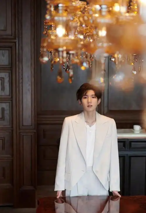王源白色西服图片:这也太好看了吧