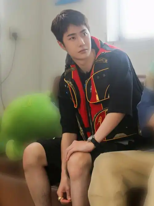 哈哈哈哈哈哈哈是在揪自己的腿毛嘛啵～#王一博