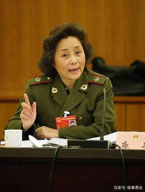 63岁庞敏,当红时嫁给军人恩爱几十年,如今已经低调从政