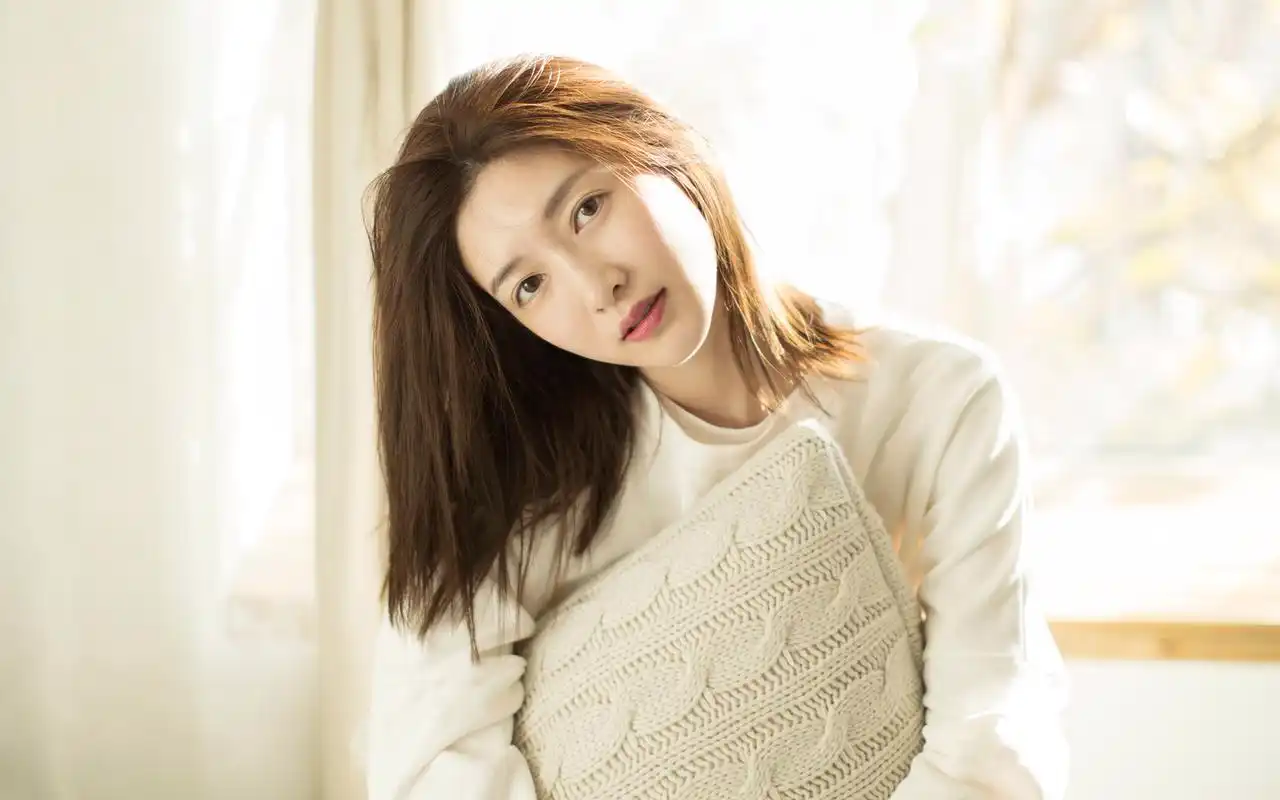 江疏影休闲慵懒高清桌面壁纸