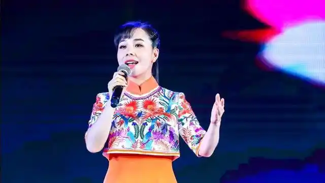 王二妮唱给丈夫的情歌,一首《情哥哥》太肉麻,网友:听得脸通红