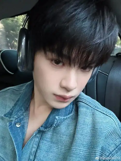 黄明昊用自拍拼了个7##黄明昊七夕仪式感