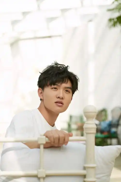 郑伟生日成"正能量担当" 为梦想1年300天在剧组