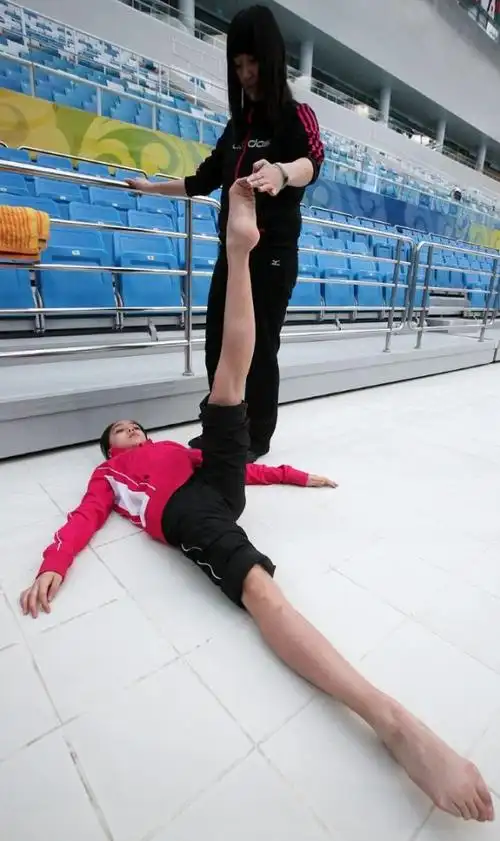 花样游泳训练中,美女是怎么绷直脚尖的?