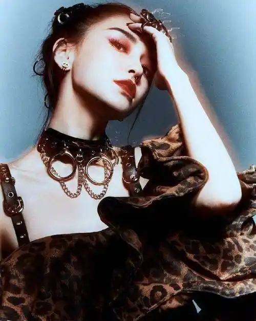 原创angelababy黑色系穿搭诠释朋克风鼻环造型时尚前卫