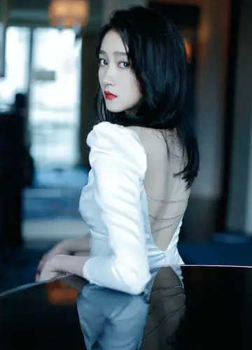 23岁关晓彤身材一流,穿v领裙秀白皙肌肤,后背更是线条感十足