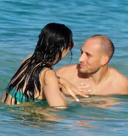 52岁邓文迪与男子海滩嬉戏穿比基尼暴露松垮肚皮离婚七年越发潇洒