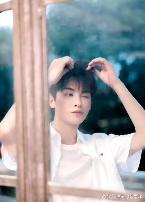 黄明昊#电影沙漏# 剧照来了,好伟大的一张脸,从此青春小说男主有脸了