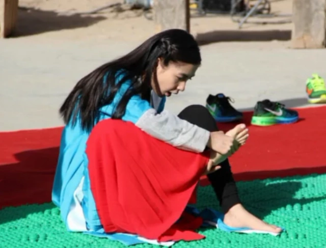 跑男指压板太痛杨颖当着镜头摆弄脚丫子说好的女神形象