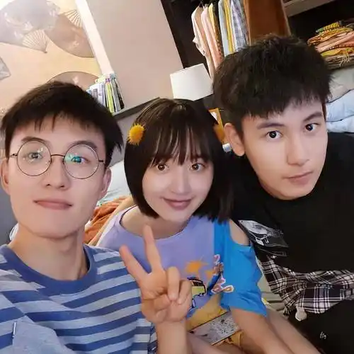 (左起:郑伟,邓恩熙,胡先煦)"老娱记"认为,综合各方面因素,胡先煦获