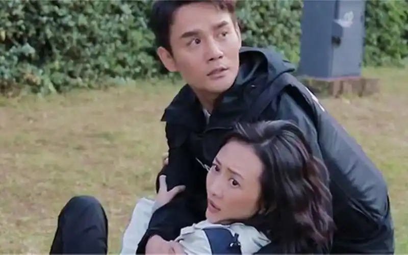 王凯把王鸥搂在怀里,谁注意到他双手放的位置,真实人品一目了然