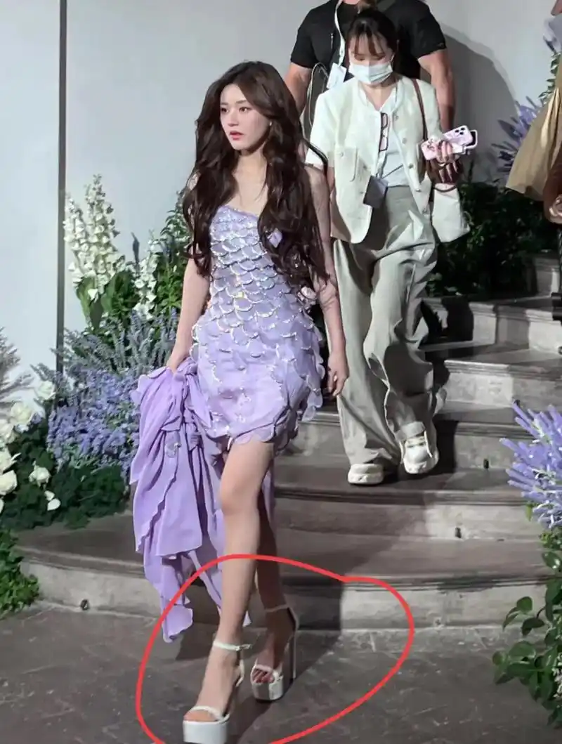 赵露思不管穿什么高定礼服,都要配一双至少15厘米的恨天高.