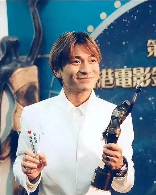 刘德华断崖式哀老,白发苍苍皱纹明显,网友泪目:天王也老了