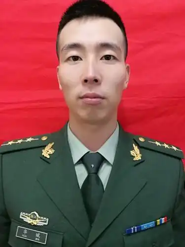 6月出生,2012年10月入伍,现任武警第二机动总队某中队中队长,上尉军衔