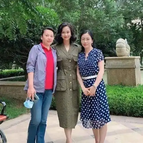 著名演员李颖54岁穿旗袍风韵十足,大秀身材面容姣好似少女_妈妈