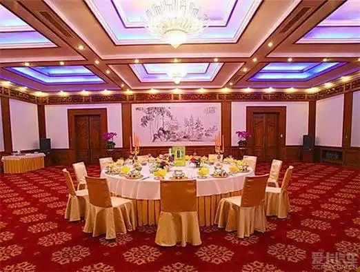 钓鱼台国宾馆65周年首款龙年生肖酒亮相国宴再成新年团宠