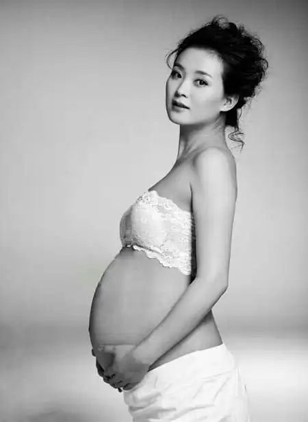 "晴格格"王艳也大胆尝试拍摄怀孕大肚写真,记录下这一美好瞬间.