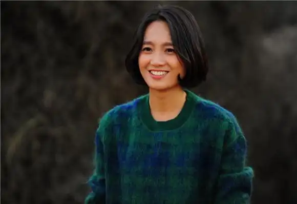 《囍从天降》朱丹率真回应虐星 适应野地上厕所捡羊粪当巧克力