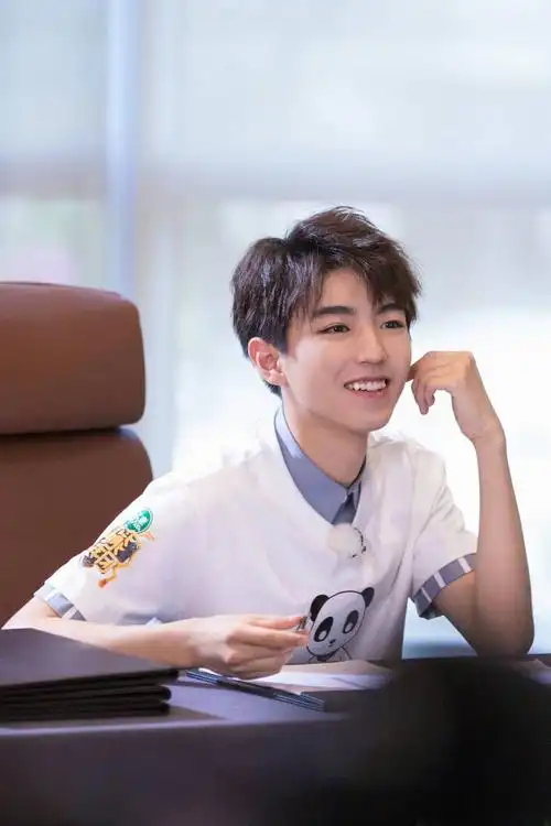 王俊凯《高能少年团》ep06录制高清图 面试官少年温柔微笑满是迷人