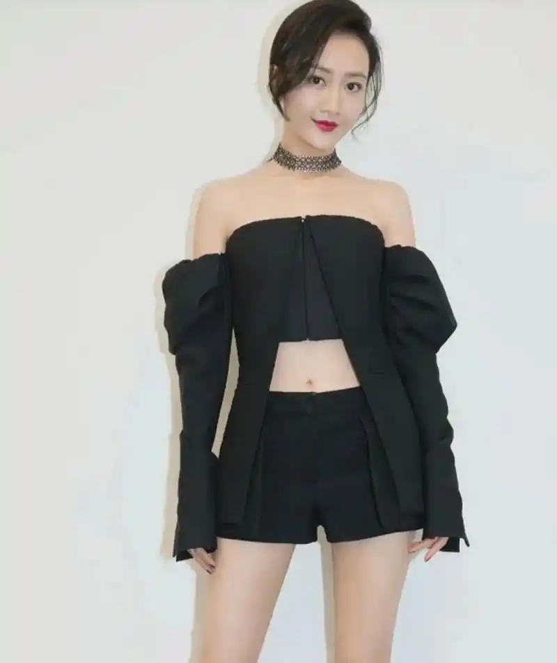 王鸥一身黑色短款穿搭,气质优雅,性感妩媚,浑身散发着迷人的气息