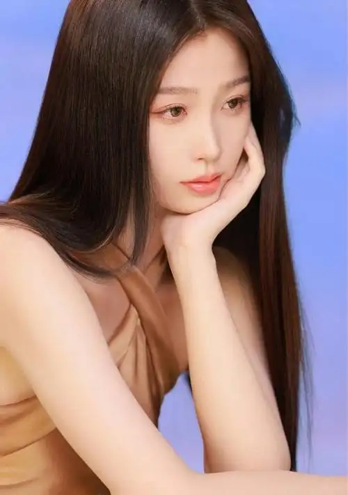 虞书欣花絮照香槟色长裙长发造型清透自然的欣欣啊