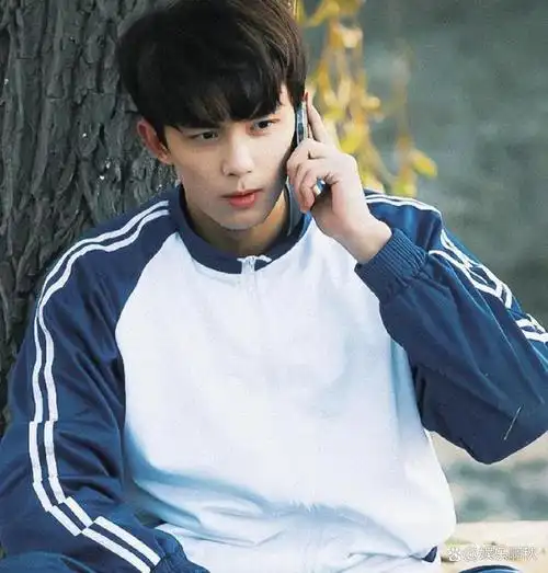 在《北京爱情故事》中,17岁的刘昊然以本色出演高中生宋歌,他骑着单车