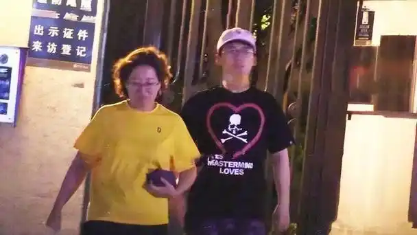 据说,郭麒麟曾在2019年前往日本探亲,亲生母亲胡中惠豪掷千万给郭麒麟