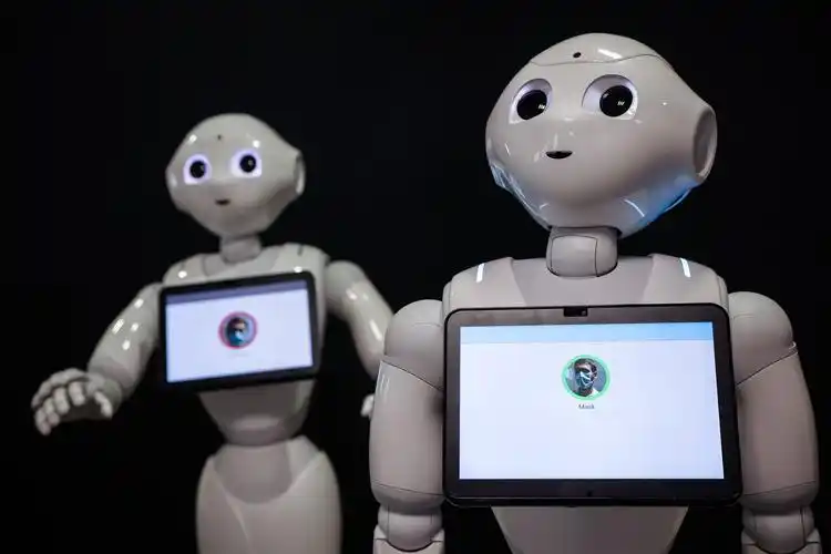 机器人pepper:"今天你戴口罩了吗?