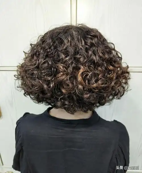40到60岁女性剪短发烫小卷时尚减龄真洋气