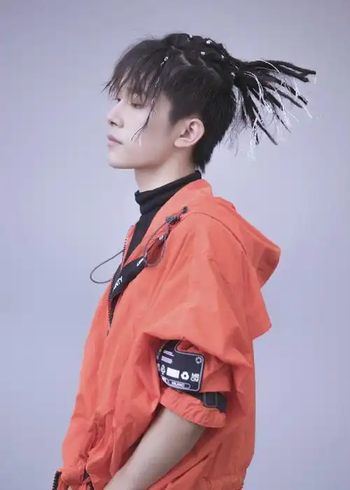 易烊千玺红黑配超燃上线久违脏辫造型酷炫十足zt