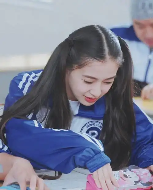 angelababy最新写真,身穿蓝白校服搭配麻花辫发型