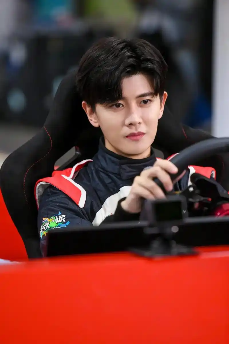 任嘉伦 #嗨放派 #赛车 #任嘉伦嗨放派 #帅哥 家人们就 - 抖音