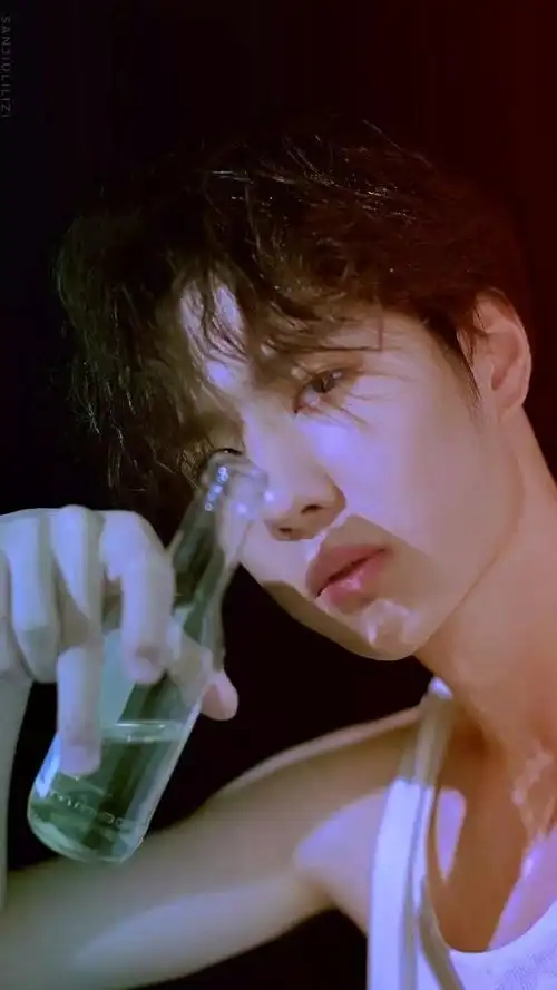 王一博#78#王一博冰雨火#73完美的侧颜性感的锁骨王一博每天魅力