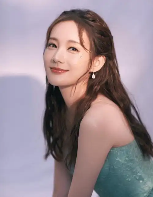 李一桐飞机上不雅行为惹争议,被网友骂上热搜,人民日报曾怒批_赵丽颖