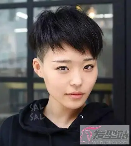 女生侧面剃短发 个性洒脱诠释中性风_发型站_最新流行发型设计发型