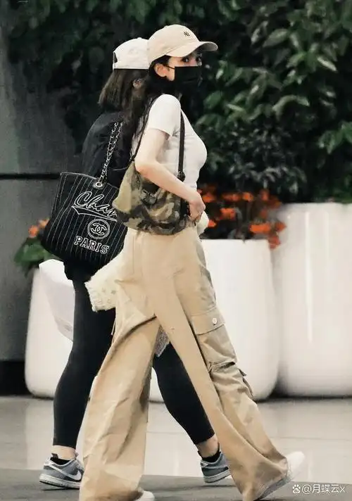 杨幂中国最会穿搭的女明星之一私服再次引爆热搜