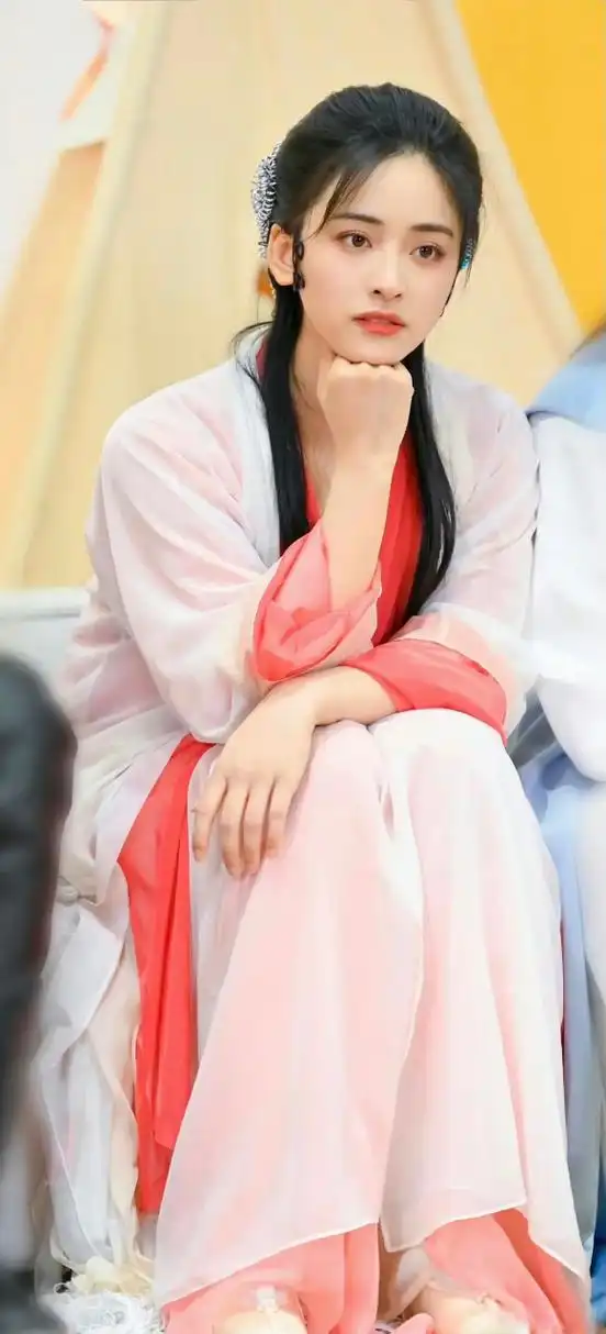 沈月综艺古装造型刚好掩盖了她身材缺点,外表楚楚可怜的美丽柔弱小
