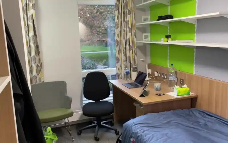 剑桥大学学生宿舍room tour,剑桥大学的宿舍到底是什么样子的_哔哩