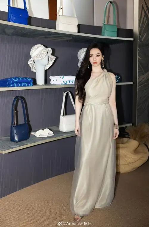 歌手@张靓颖身着#giorgio armani#2023春夏系列礼服长裙,现身三亚