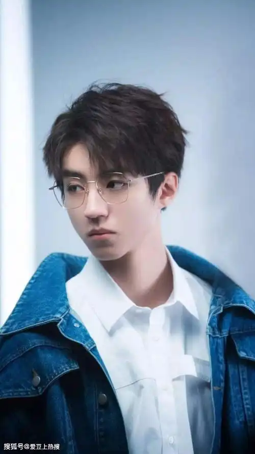 回头翻一下王俊凯刘海发型照片,发现还是留长发,扎起小揪揪的他更有