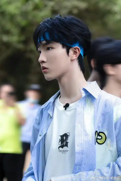 苏新皓说想到了一些童年的美好回忆##苏新皓蓝色发带造型随拍