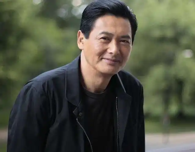 68岁周润发近照看着心酸手臂皮包骨全是疙瘩