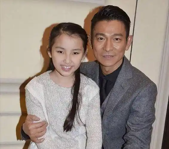 原创家教严格刘德华11岁女儿没手机没社交账号亲自督促写作业